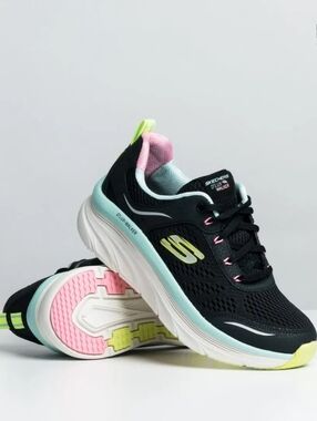 Skechers Relaxed Fit D'Lux Walker - Infinite Motion Memory Foam Sneakers